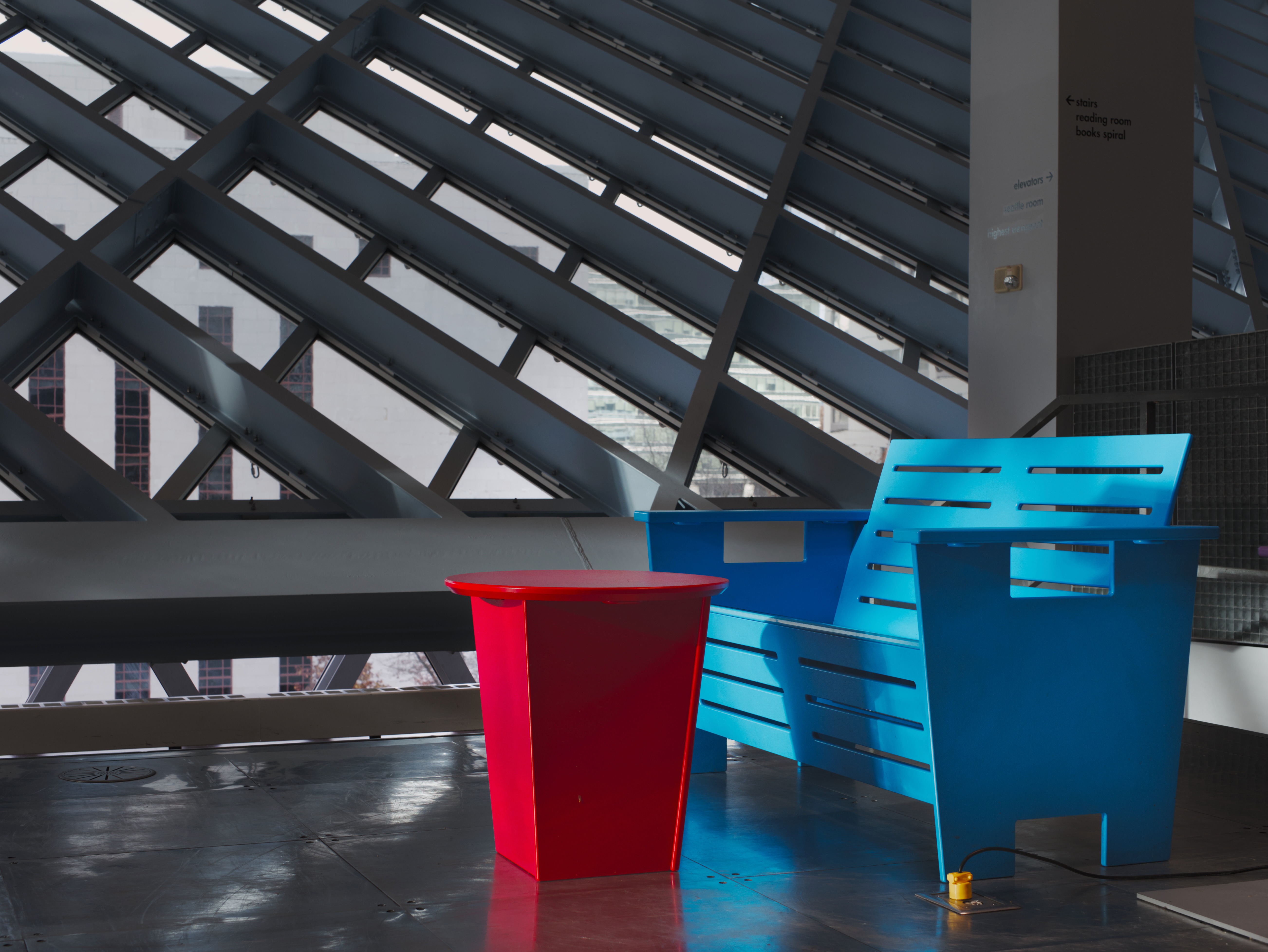 Blue chair, red table